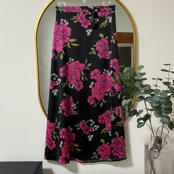 Lulu’s | Floral Black & Magenta Slit Skirt - Picture 5 of 7